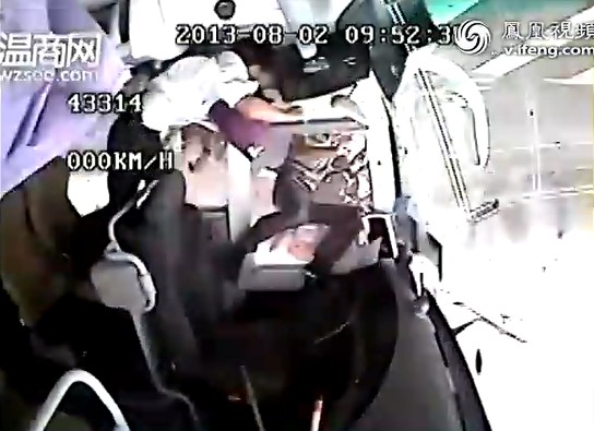 溫州一大客車錯(cuò)過高速入口倒車 與貨車相撞側(cè)翻致1死多傷