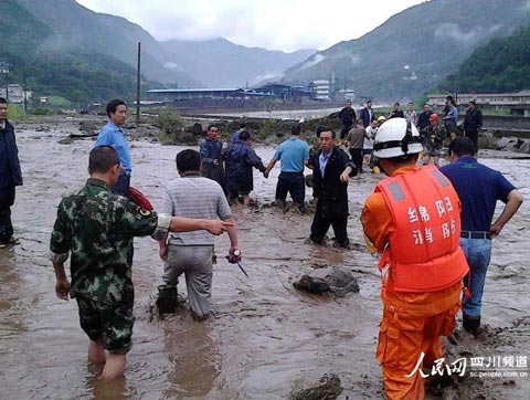 四川大暴雨來襲 綿陽出現(xiàn)泥石流緊急轉(zhuǎn)移33人
