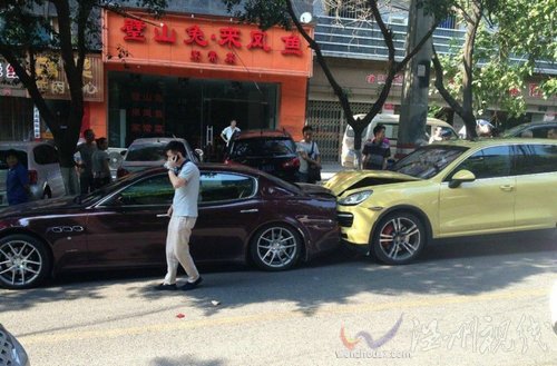 卡宴撞瑪莎拉蒂車禍現(xiàn)場(chǎng)圖片