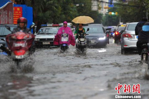 昆明暴雨 傍晚時(shí)分下起暴雨道路積水嚴(yán)重全城堵車