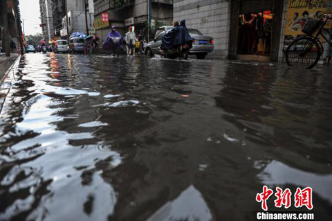 昆明暴雨 傍晚時(shí)分下起暴雨道路積水嚴(yán)重全城堵車