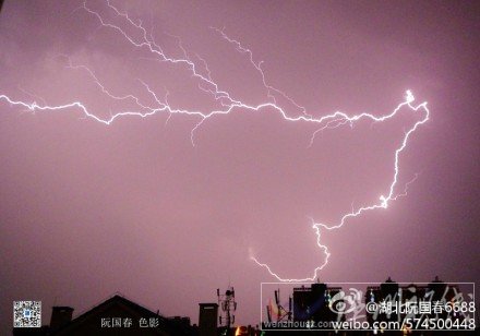 武漢18日大風(fēng)大雨閃電一起來襲 降雨對整體降溫作用不大