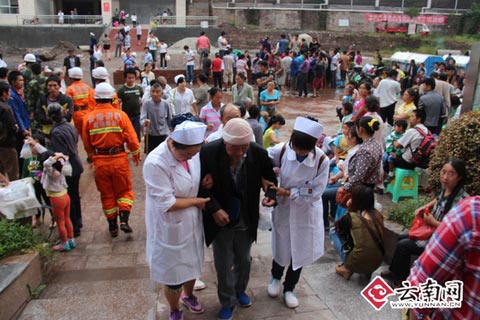 彝良山體滑坡 26日彝良再發(fā)山體滑坡醫(yī)院受威脅病人轉移