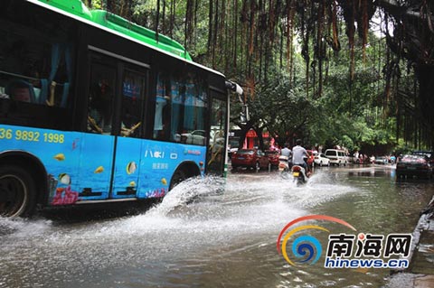 海口7日暴雨來襲 義龍路段積水嚴(yán)重沒過膝蓋