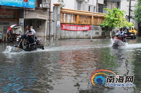 海口7日暴雨來襲 義龍路段積水嚴(yán)重沒過膝蓋