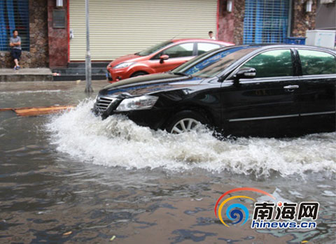 海口7日暴雨來襲 義龍路段積水嚴(yán)重沒過膝蓋