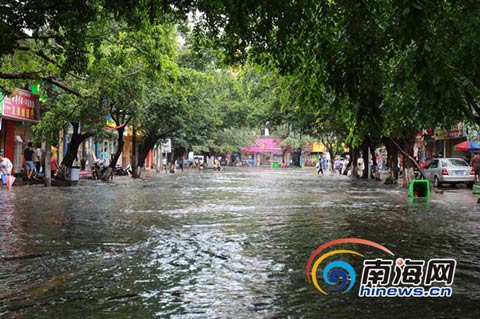 海口7日暴雨來襲 義龍路段積水嚴(yán)重沒過膝蓋