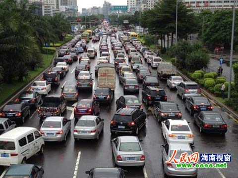 海南中秋節(jié)遇暴雨 道路擁堵菜價(jià)上漲