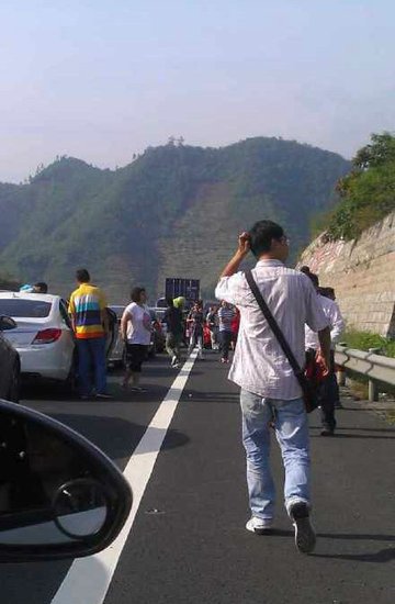 司機(jī)堵車無(wú)聊偷冬瓜
