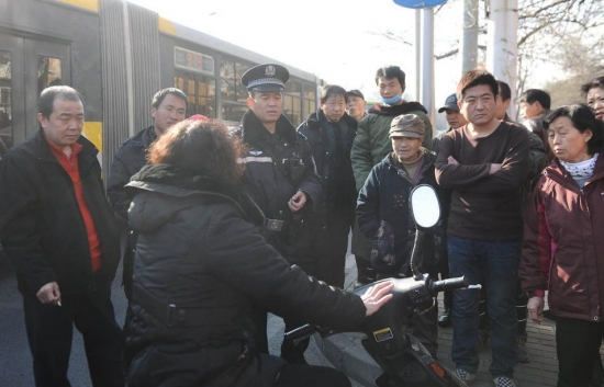 外國(guó)小伙扶摔倒女被訛報(bào)道不實(shí)