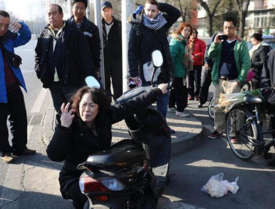 外國(guó)小伙扶摔倒女被訛報(bào)道不實(shí)