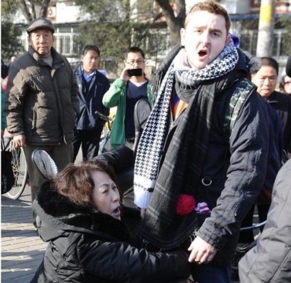 外國(guó)小伙扶摔倒女被訛報(bào)道不實(shí)