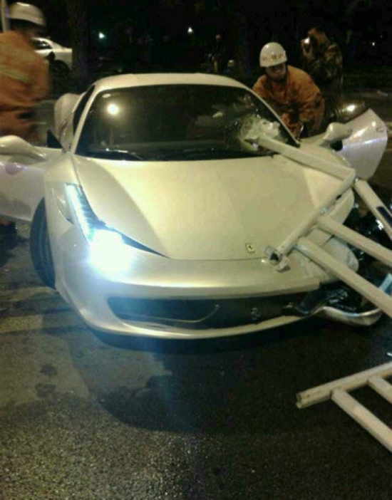 南寧法拉利撞護(hù)欄車禍現(xiàn)場圖片