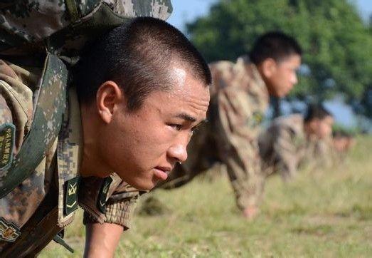 南京軍區俯臥撐比賽樊特赟做2902個俯臥撐