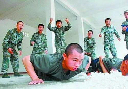 南京軍區俯臥撐比賽樊特赟做2902個俯臥撐