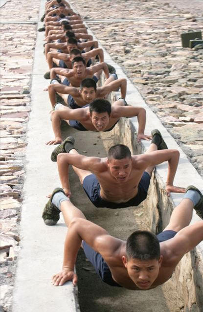 南京軍區俯臥撐比賽樊特赟做2902個俯臥撐