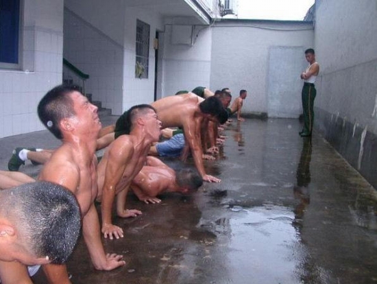 南京軍區俯臥撐比賽樊特赟做2902個俯臥撐