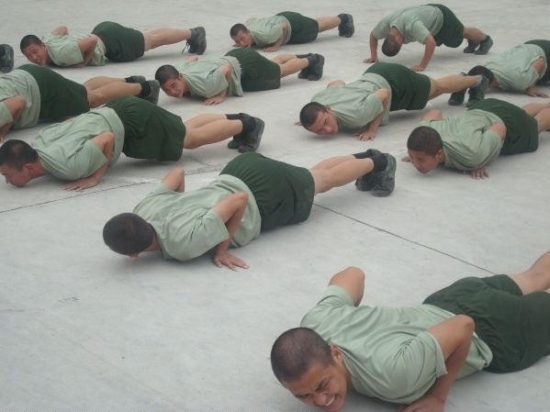 南京軍區俯臥撐比賽樊特赟做2902個俯臥撐