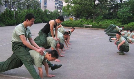 南京軍區俯臥撐比賽樊特赟做2902個俯臥撐