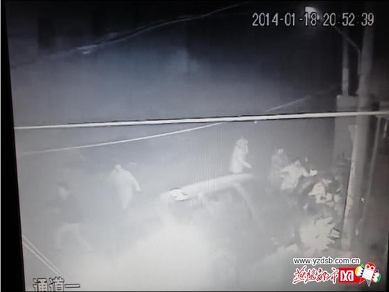 面包車(chē)撞向人群的畫(huà)面
