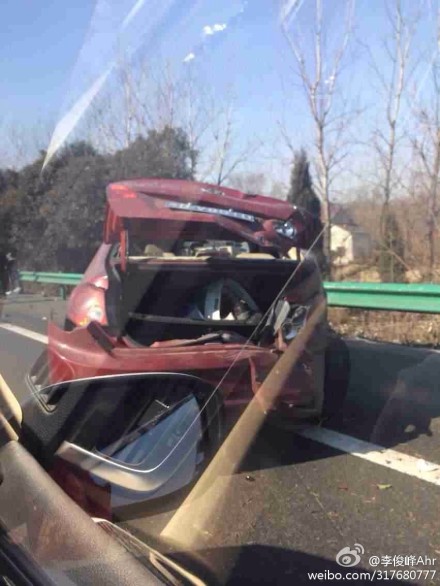 轎車追尾后撞在護(hù)欄上