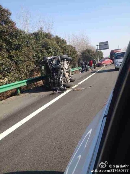 面包車側(cè)翻司機(jī)受重傷