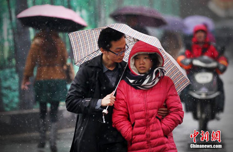 暴雪造成13省90條高速公路路面結(jié)冰，全國(guó)113個(gè)路段封閉