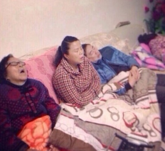 網(wǎng)友曬家人看春晚睡覺照