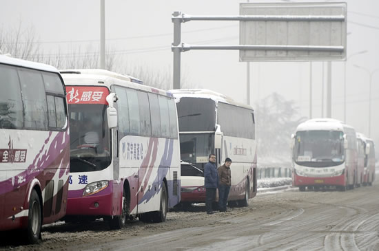 春運(yùn)返程高峰遭遇暴雪