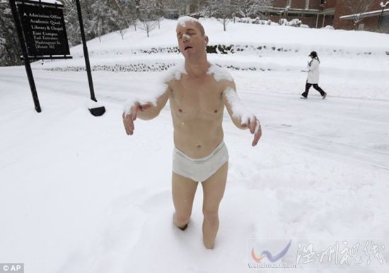 雪地夢(mèng)游男子圖片