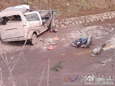 面包車內(nèi)5人遇難