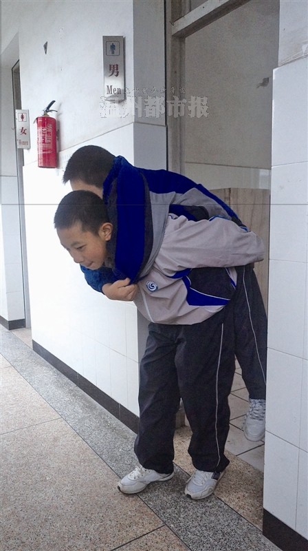 永嘉城西中學(xué)陳闊迪助人為樂