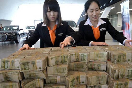 男子帶11.93萬(wàn)零錢(qián)買(mǎi)車(chē) 做批發(fā)生意全都是1元零錢(qián)