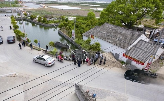 樂清一輛越野車開進(jìn)河塘 酒駕越野車翻進(jìn)河塘5人遇難