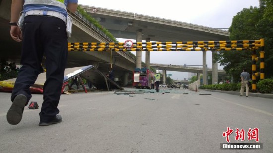 南寧雙層公交車被削頂