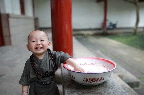 西禪寺小和尚是個(gè)萌娃 小和尚只有1歲多