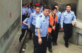搶劫殺人后上班的犯罪嫌疑人伍濤指認(rèn)現(xiàn)場