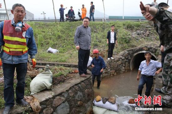 富春江水污染杭州市民擔(dān)心杭州停水忙囤水