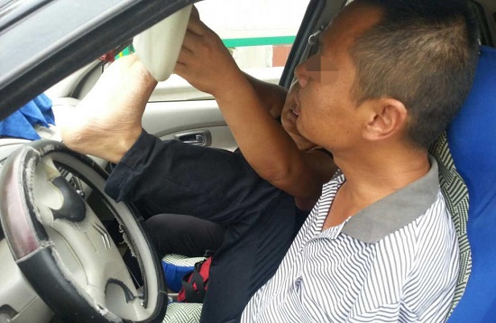 雙腳無證駕駛 司機(jī)沒有雙手用腳開車被查
