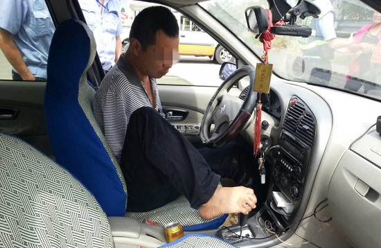 雙腳無證駕駛 司機(jī)沒有雙手用腳開車被查