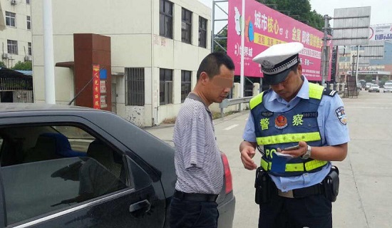 雙腳無證駕駛 司機(jī)沒有雙手用腳開車被查