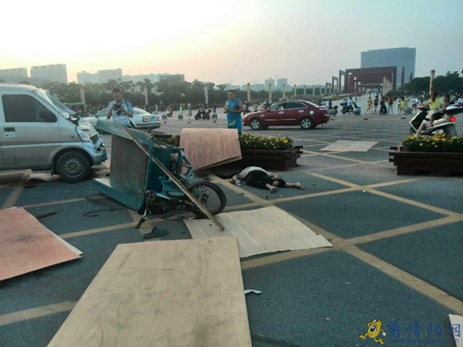 信陽(yáng)面包車(chē)與三輪車(chē)相撞