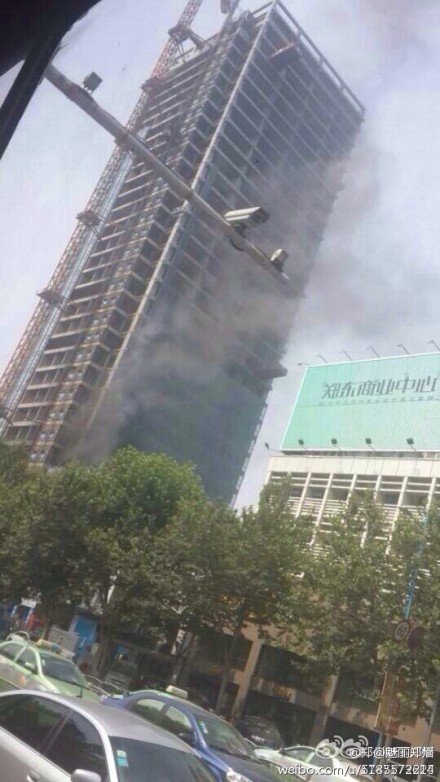 鄭州緯三路花園路附近一在建大樓火災(zāi)圖片