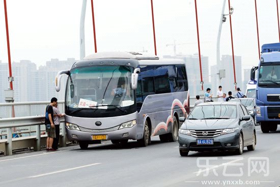 武漢長(zhǎng)途客車(chē)遭劫持