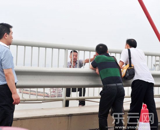 武漢長(zhǎng)途客車(chē)遭劫持 警方和劫持者在談判