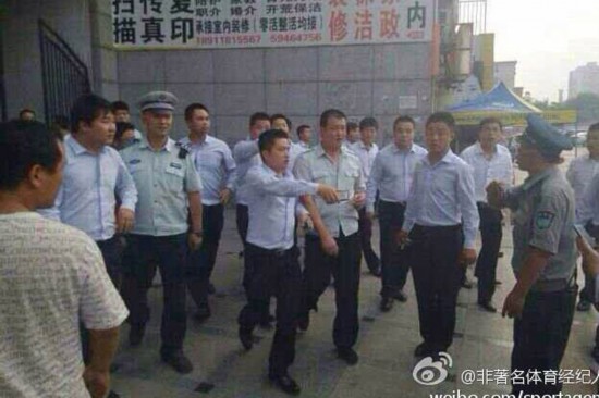 北京10余城管毆旁觀執(zhí)法男子