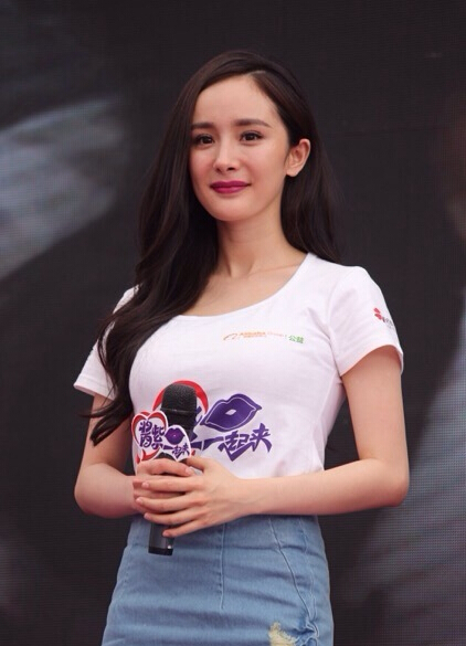 楊冪產(chǎn)后亮相公益活動(dòng)