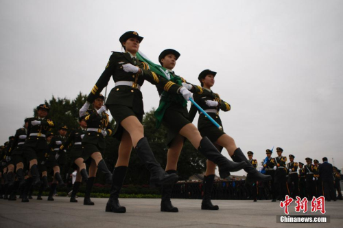 高校女生國旗護衛(wèi)隊舉行閱兵