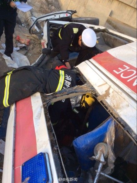 救護車側(cè)翻致5死3傷