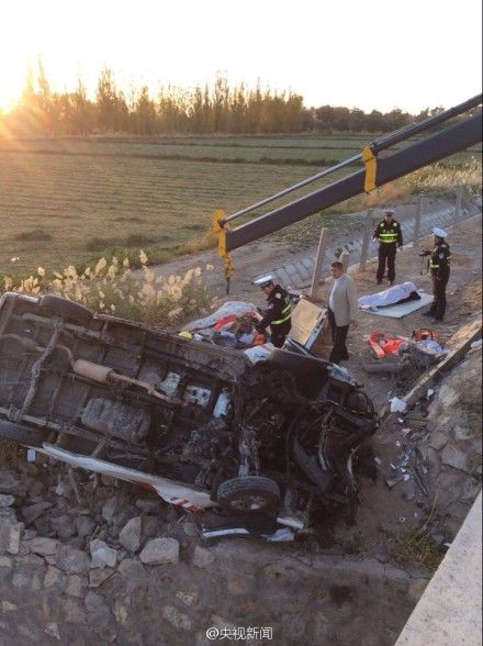 救護車側(cè)翻致5死3傷